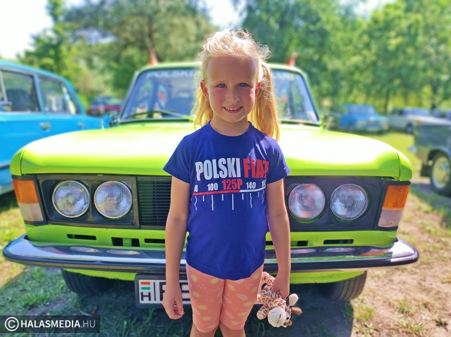 (►) Polski Fiatokkal telt meg a Csetényi Élménypark