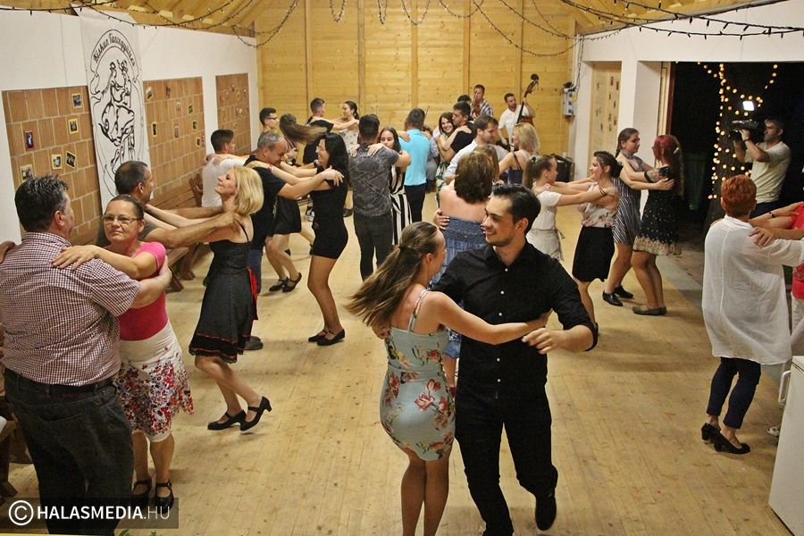 Nyáresti táncház a Pajtaszínpadon