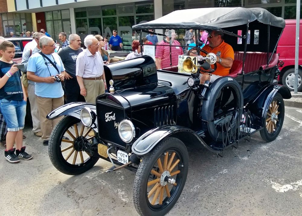 Jönnek a veteránok
