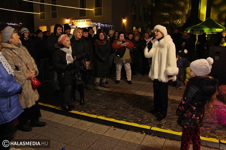 (►) Remek dalok, koncertek a szombati Adventi udvarban