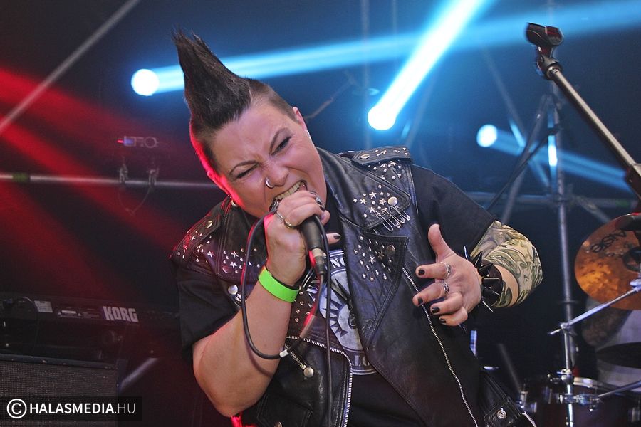 (►) A rock halasi éjszakája