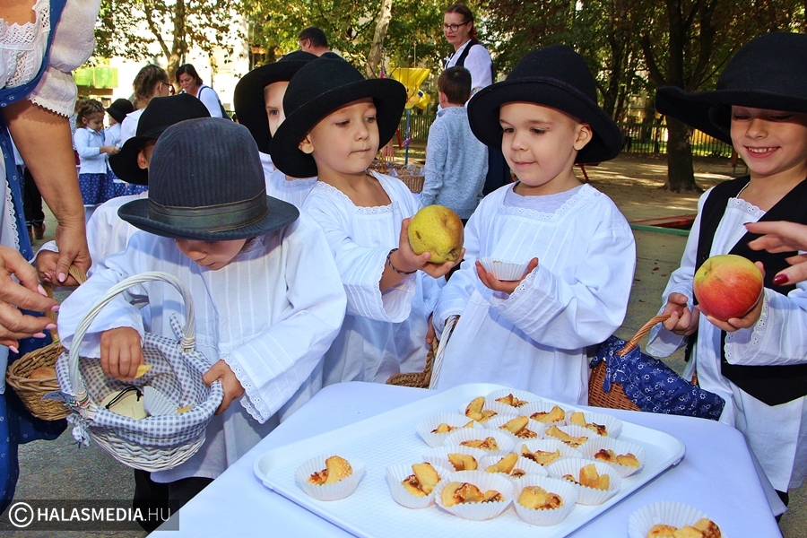 (►) Aprók vására sok-sok néptánccal