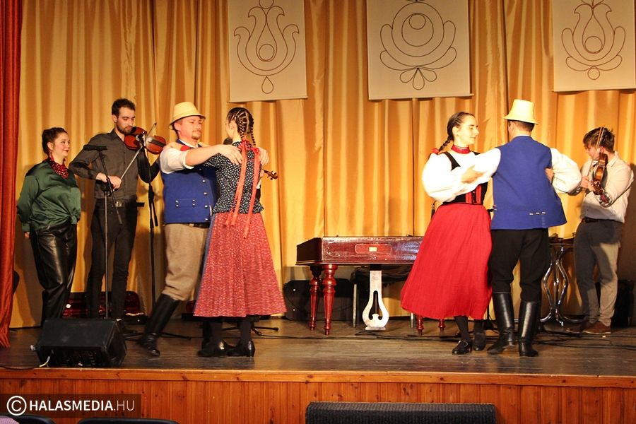 Folkest a Rézhúros Bandával