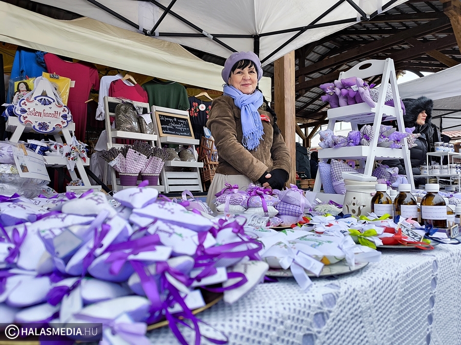 (►) Rekordszámú árus kínálta portékáit