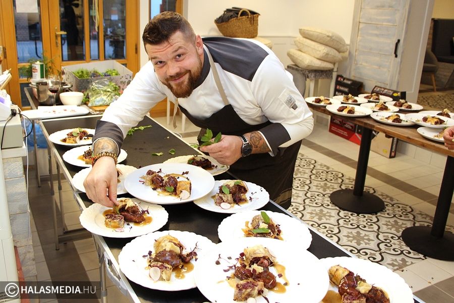 (►) Séfkabátra cserélte a börtönőr egyenruhát