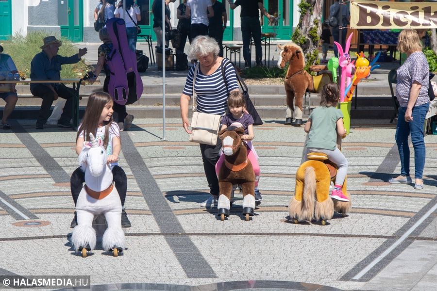Élménydús, zenés gyermeknap volt Halason (Galéria)