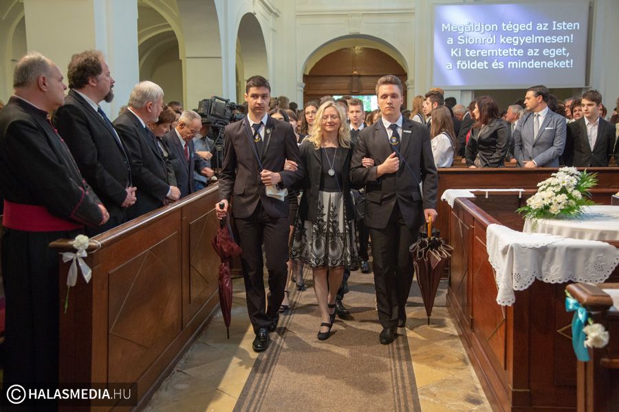 (►) Elballagtak a Szilády-gimnázium végzősei (galéria)