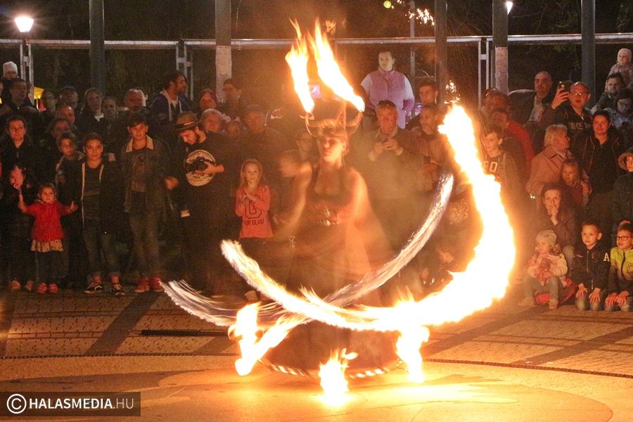 Lángok és rockabilly a főtéren