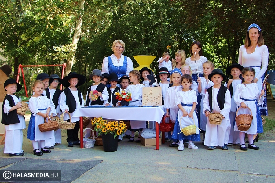 (►) Gyümölcsöt adtak, játékot és dísztárgyat kaptak