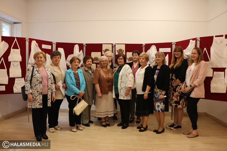 Bemutatta alkotásait a Kézimunka és Gyöngyfűző Szakkör