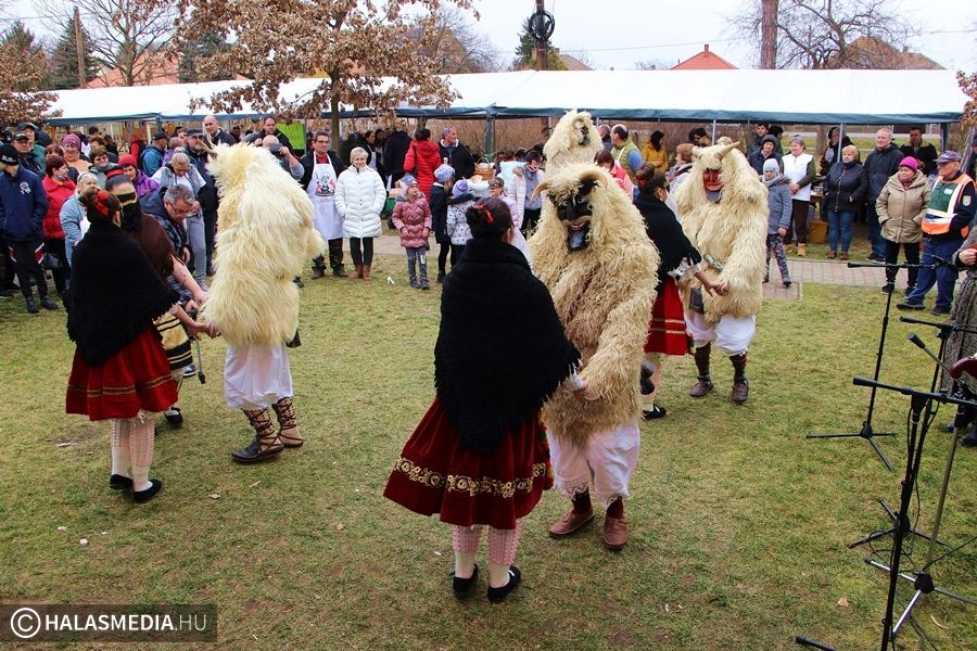 (►) Busókkal búcsúztatták a telet Kisszálláson