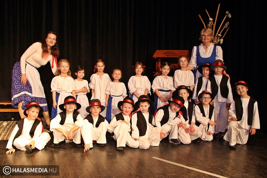 (►) Itt a farsang, áll a bál…