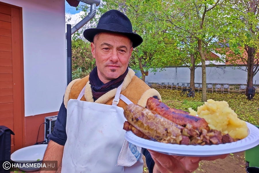 (►) Ízletes fogások, remek hangulat és Lázár chef a disznótoron