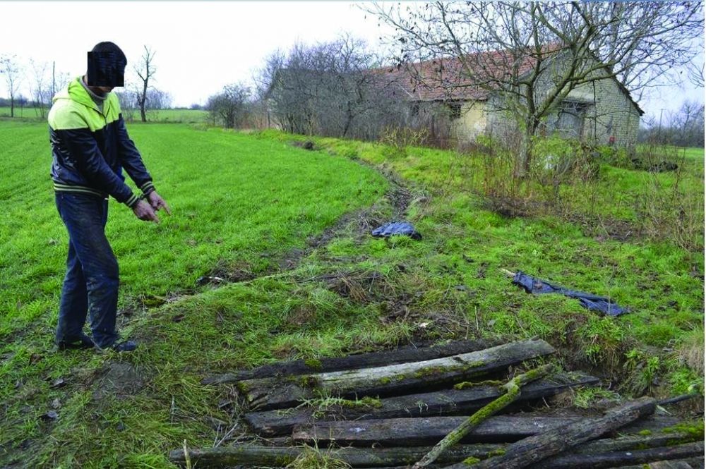 Fegyverek, gyilkosság, halott a kútban