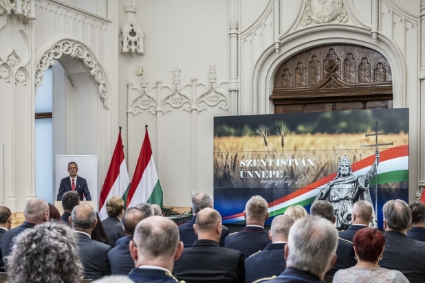 Magyar érdemkeresztet vehetett át Ormosné Bodrogi Viola, és Kis Péter