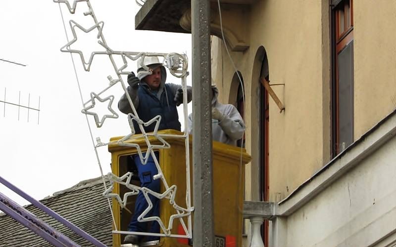 Készül a díszvilágítás