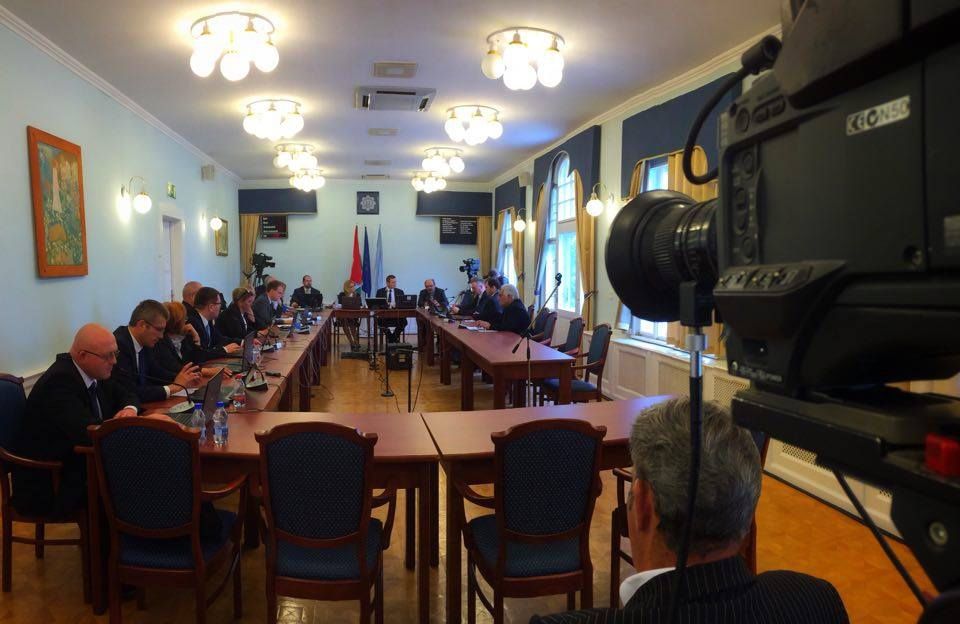 A képviselők 31 napirendi pontja