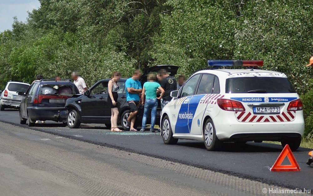 Három autó ütközött a forró aszfalton