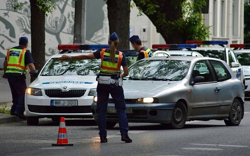 Sokan fittyet hánynak a biztonsági öv használatára