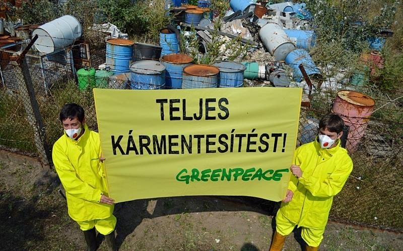 Greenpeace-aktivisták a halasi veszélyeshulladék-lerakóknál