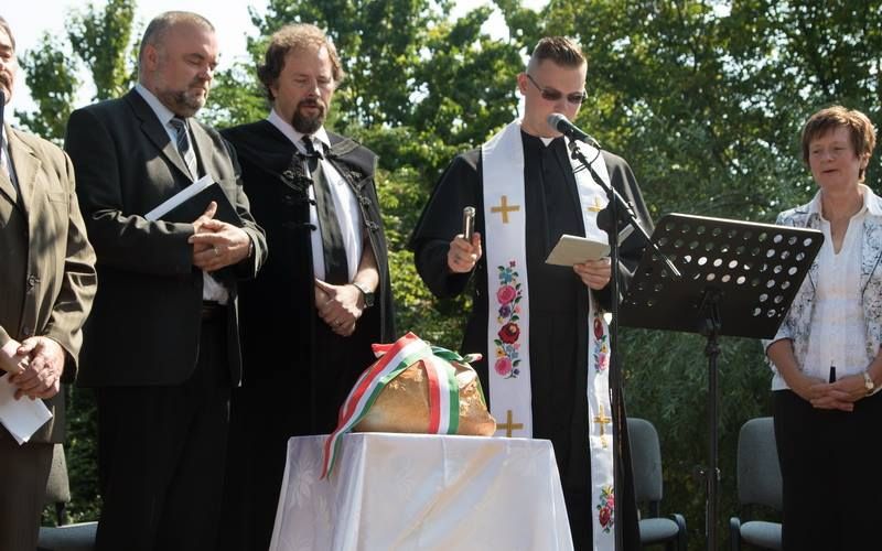 Ünnepi program, kenyéráldással