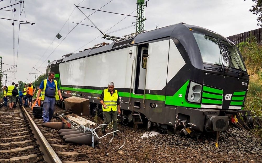 Kisiklott egy mozdony, pótlóbuszok járnak