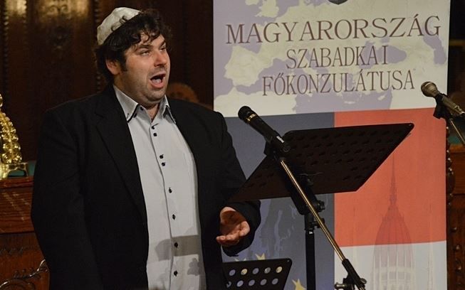 Állva tapsolt a közönség