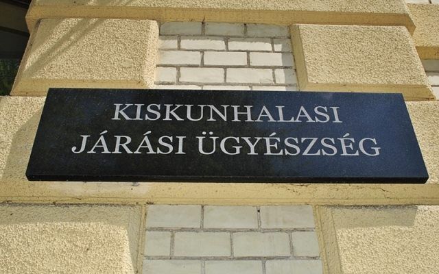 Pénzt csalt ki, kristályt fogyasztott