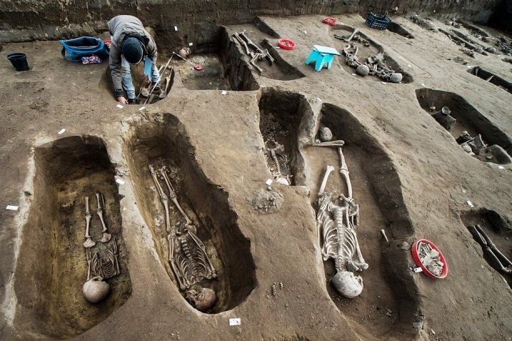 Félezer Árpád-kori sír Tázláron