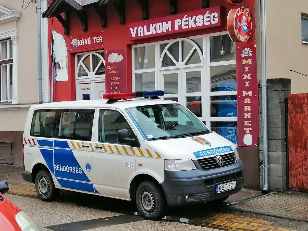 Nyomozók az Eötvös utcai pékségnél