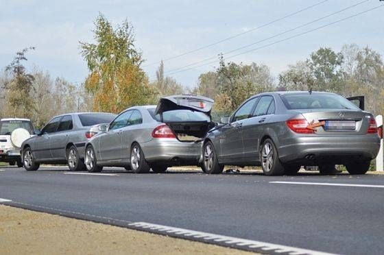 Két Mercedes és egy Peugeot ütközött