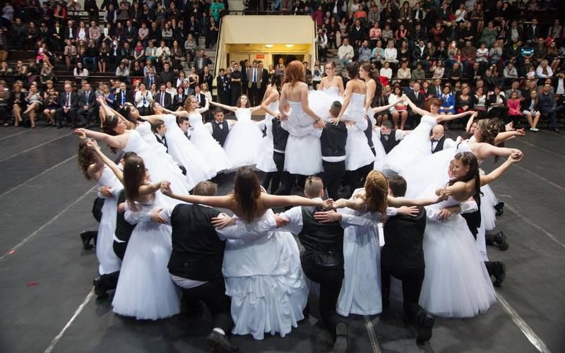 (►) A várisok kezdték...