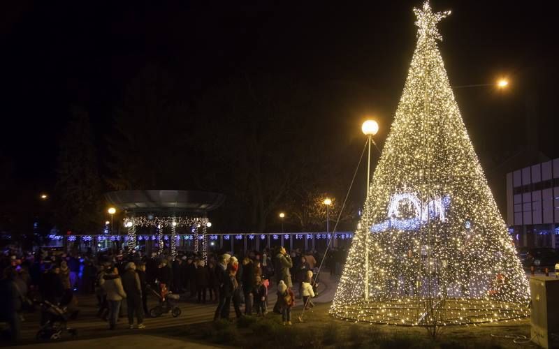 Adventi fények Halas központjában