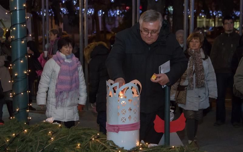 Százak az öröm gyertyájánál