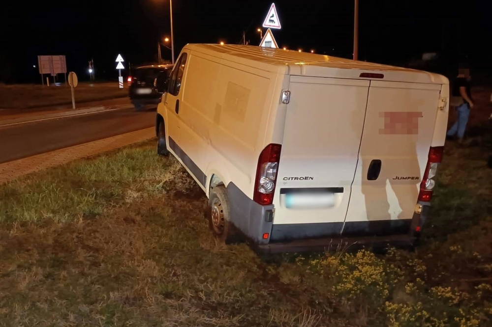 Migránsok a kisteherautóban: ez történt csütörtökön este a körforgalomnál