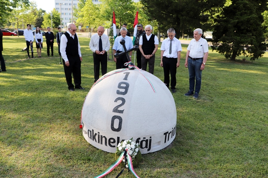 Helyére került a határkő (galéria)