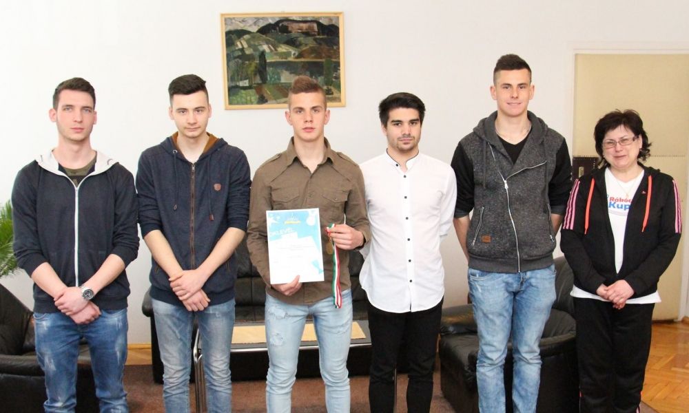 Csúcsközelben a tekós tornászok