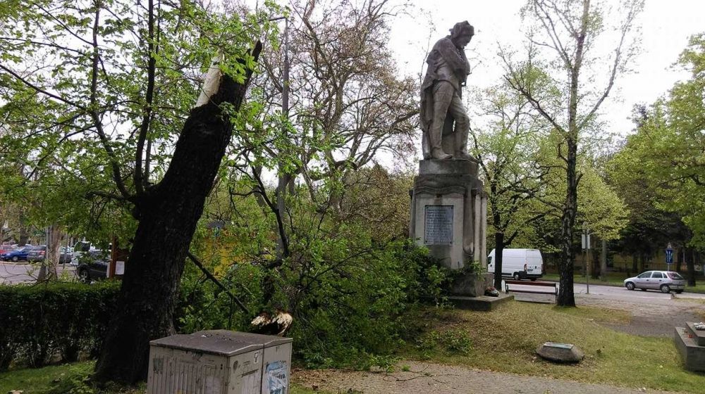 Csoda, hogy nem a szoborra dőlt