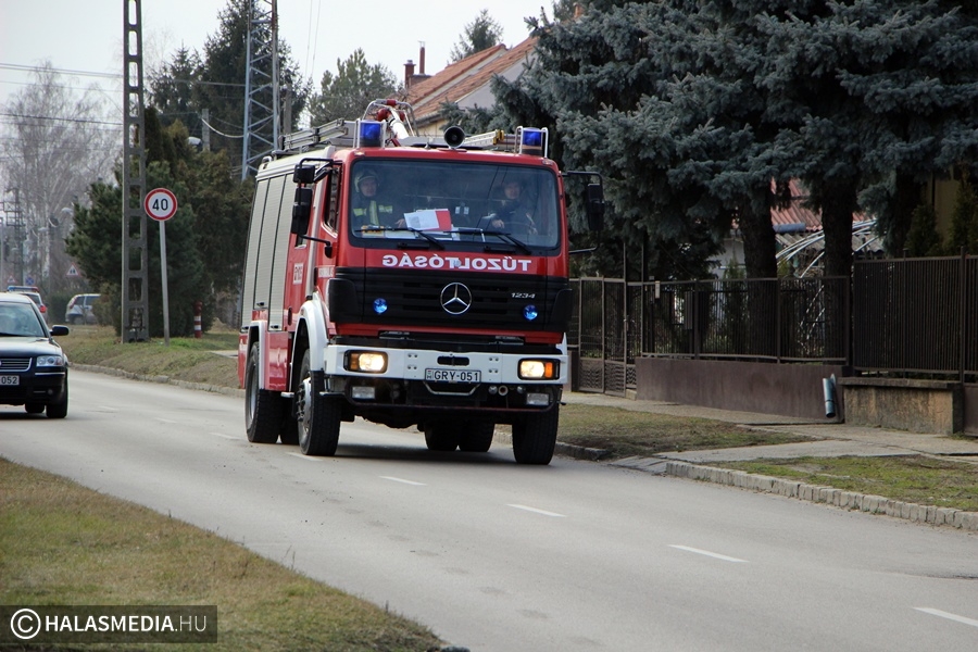 Teljes útzár: baleset történt a fehértói úton