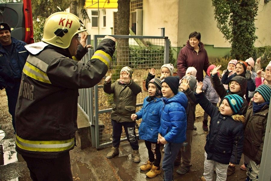 Tűzoltók a Lomb utcai oviban (galéria)