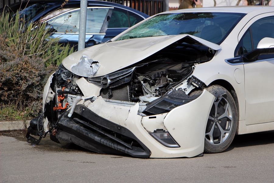 Opel és Volkswagen karambolja a Bajza utcán (galéria)