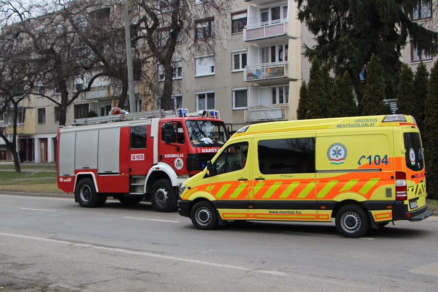 Zárlatos konnektor okozott riadalmat a Kossuth utcán 