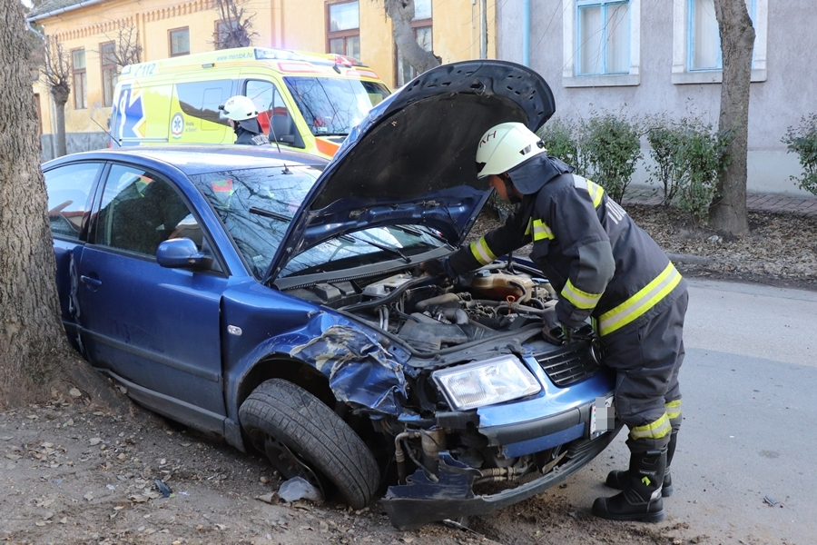 Felborult egy Volkswagen az Alkotmány utcában (galéria)