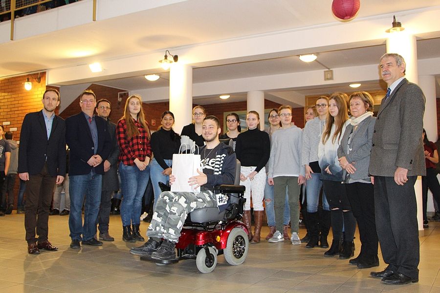 Edvint meglepték a diáktársai