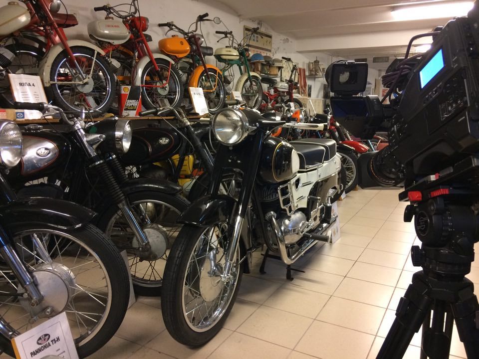 Retro motorok, sok vers és könyv a Kultúrképben