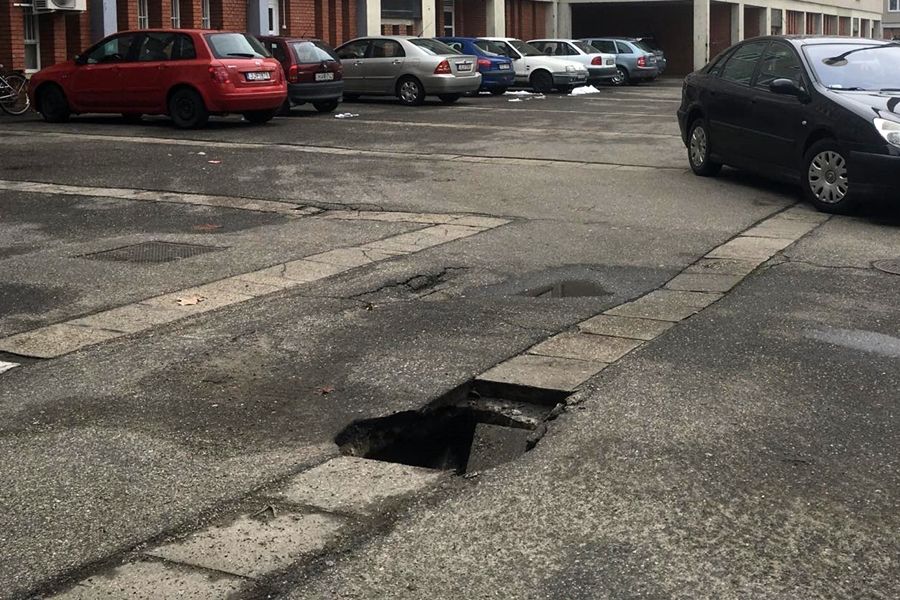 Óvatosan a kanyarban, beszakadt az úttest