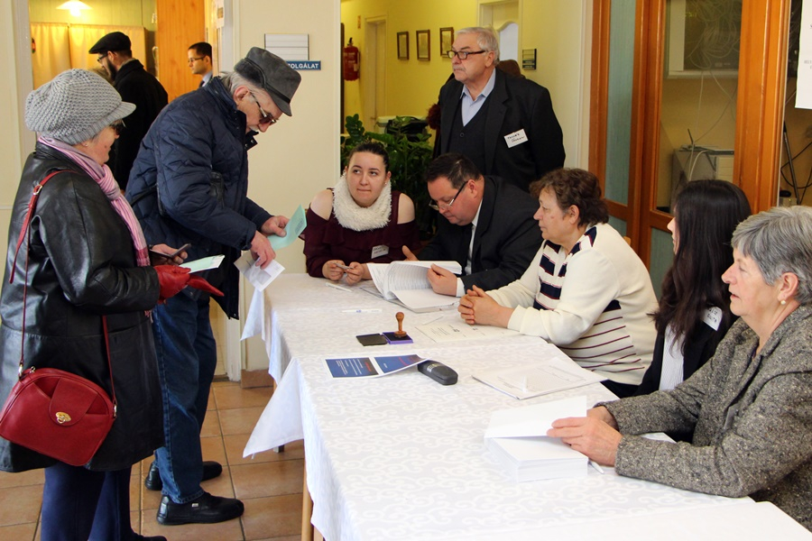 Képviselőt választ az ötös körzet (galéria)