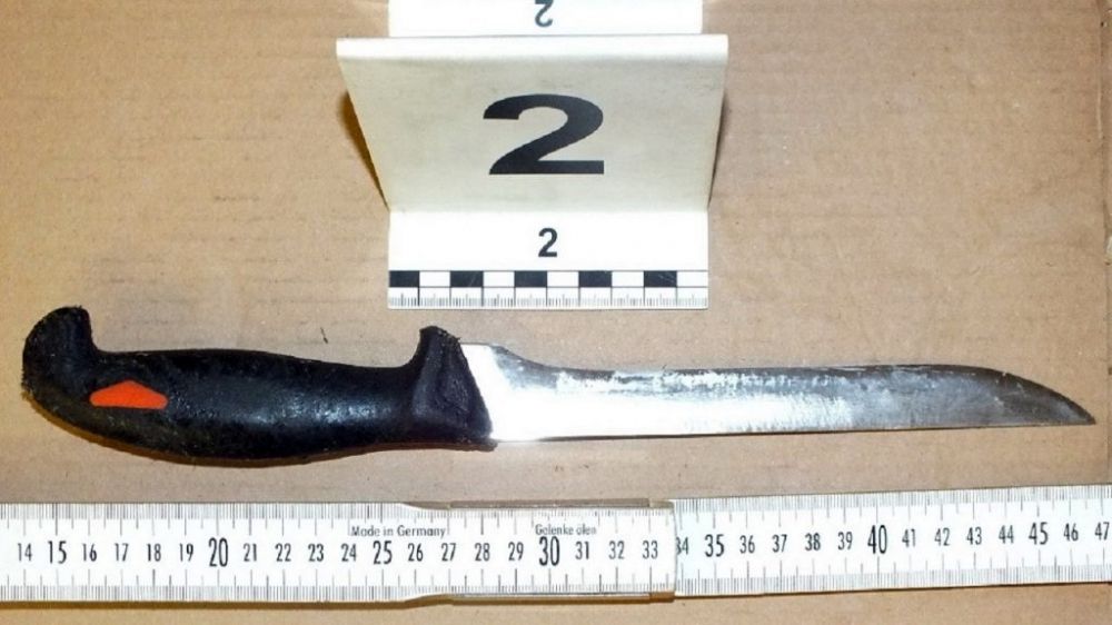 Késsel fenyegetett, rabolt