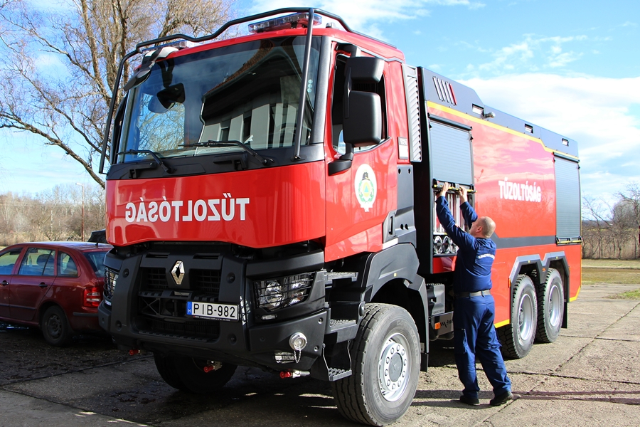 Új vízszállítót tesztelnek a halasi tűzoltók (galéria)
