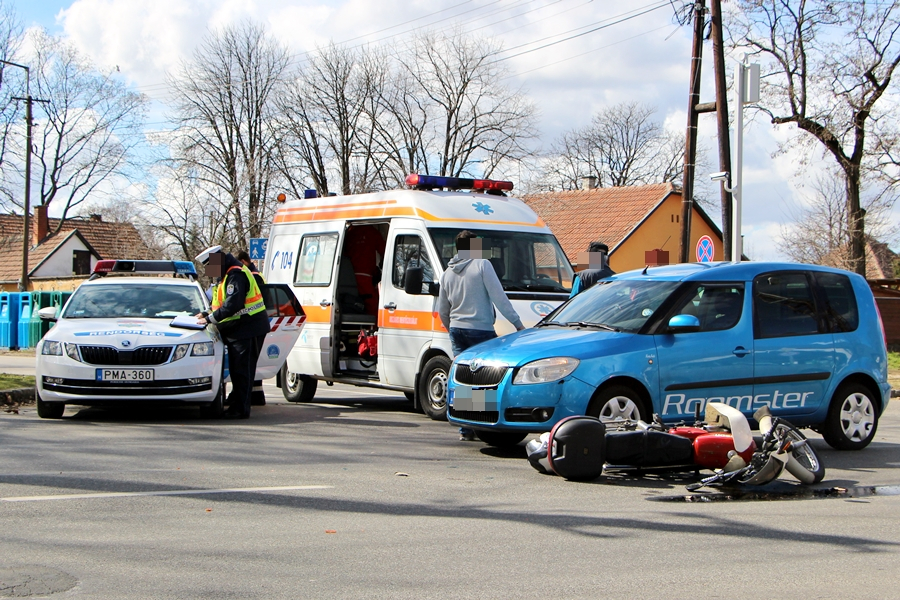 Motor ütközött autóval a kollégiumnál (galéria)